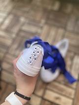 Ponožky, pančuchy, obuv - Predam biele svadobné tenisky s dotykom kráľovskej modrej. - 15822782_