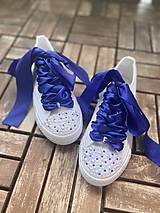 Ponožky, pančuchy, obuv - Predam biele svadobné tenisky s dotykom kráľovskej modrej. - 15822785_