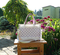 Kabelky - Malá biela kabelka s fialovo-ružovým ornamentom - 15822593_