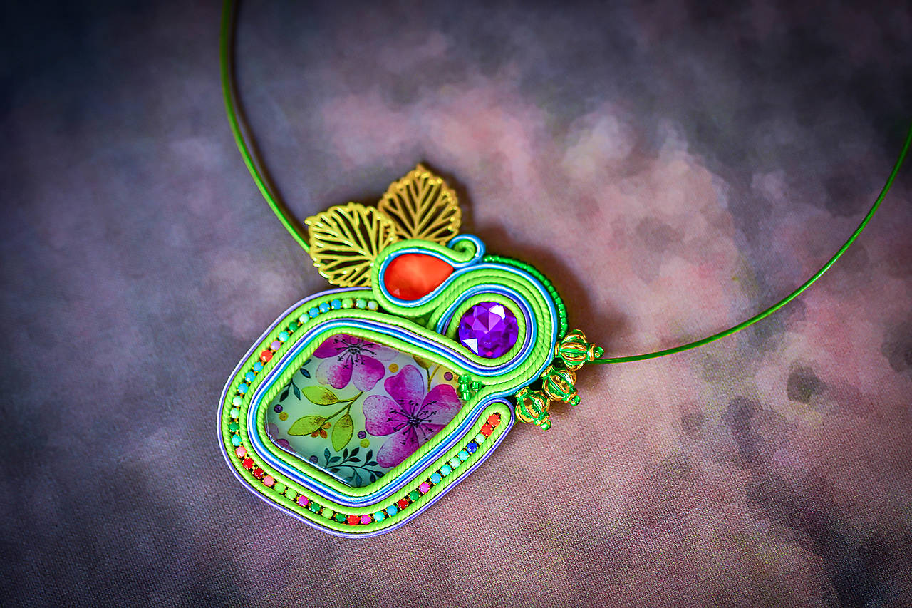 Soutache farebný náhrdelník "Babkine kvety"