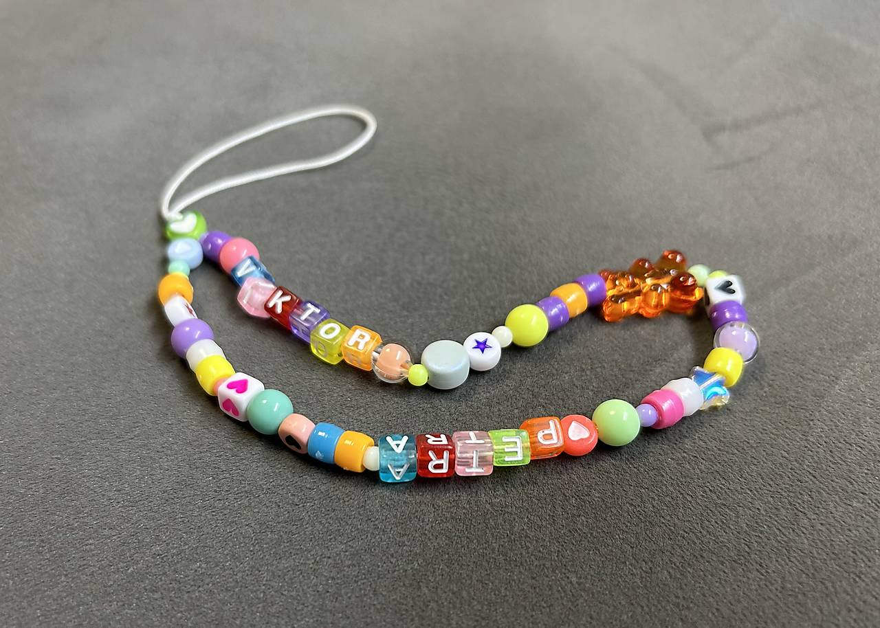 Korálková šnúrka/retiazka na mobil s iniciálami