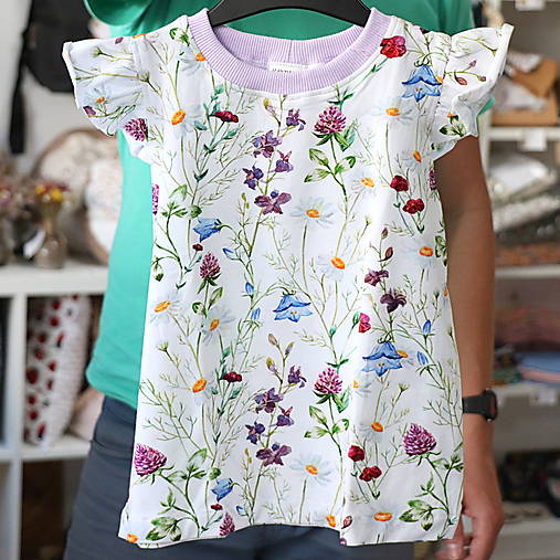Dievčenské tričko a kraťasy s kvetmi (92)