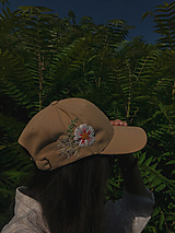 Čiapky, čelenky, klobúky - Vyšívaná šiltovka rozkvitnutá čerešňa - 15834185_