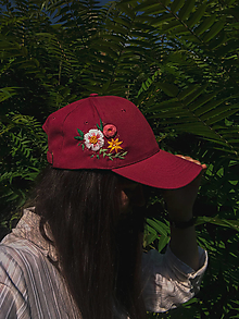 Čiapky, čelenky, klobúky - Vyšívaná šiltovka kvetinková láska - 15834224_