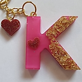 Kľúčenky - Kľúčenka s príveskom zo živice - "K" - 15833887_