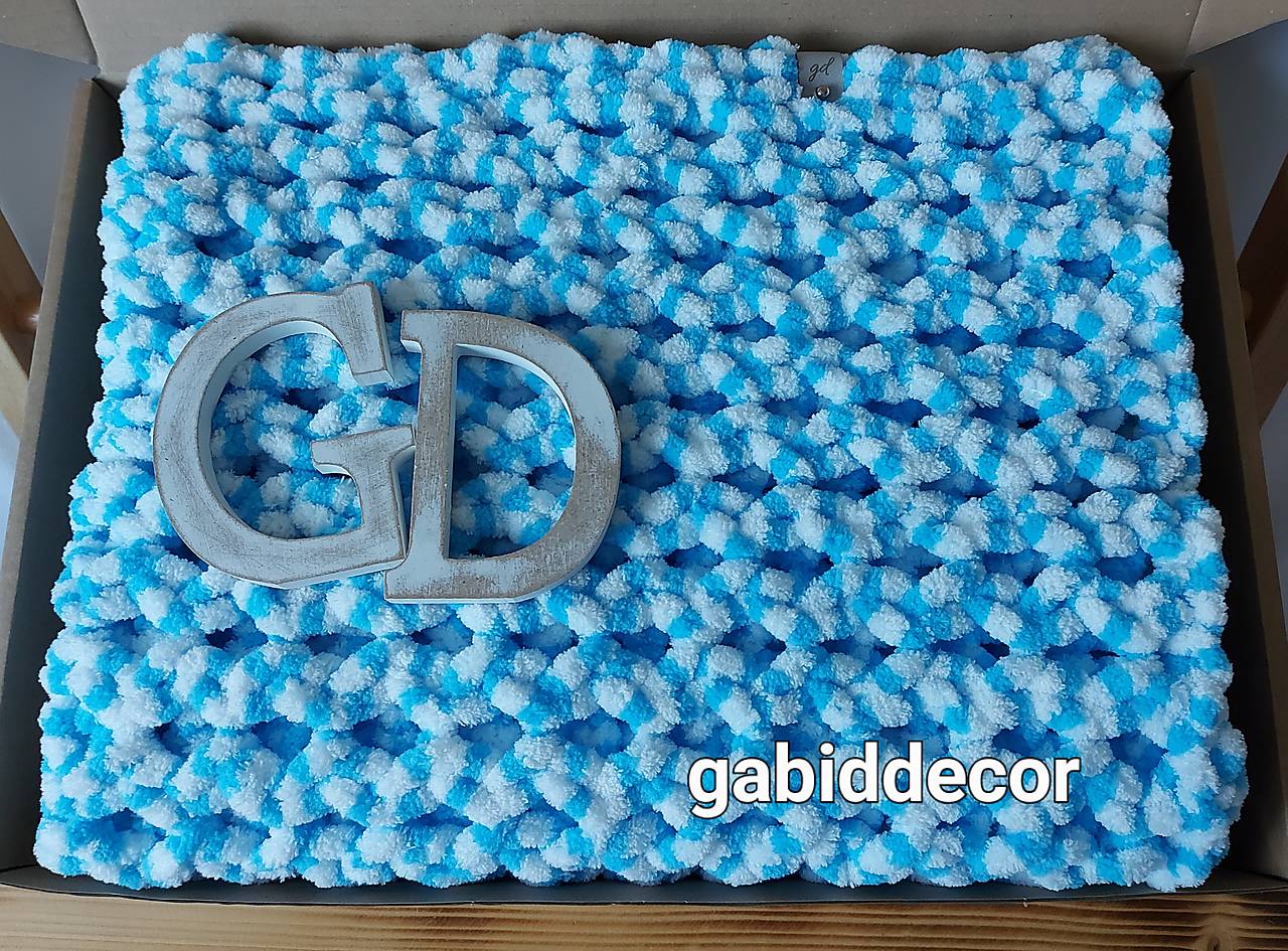 Jemnučká a ľahká deka z priadze alize puffy color (Tyrkysovo modro biela)