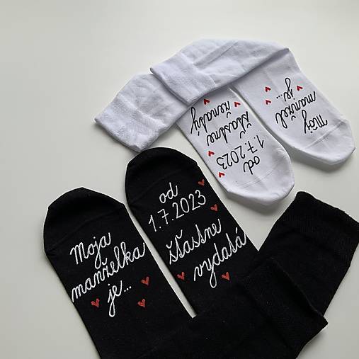 Maľované ponožky s nápisom: "Môj manžel (Moja manželka) je šťastne ženatý (vydatá)" (biele + čierne s dátumom)