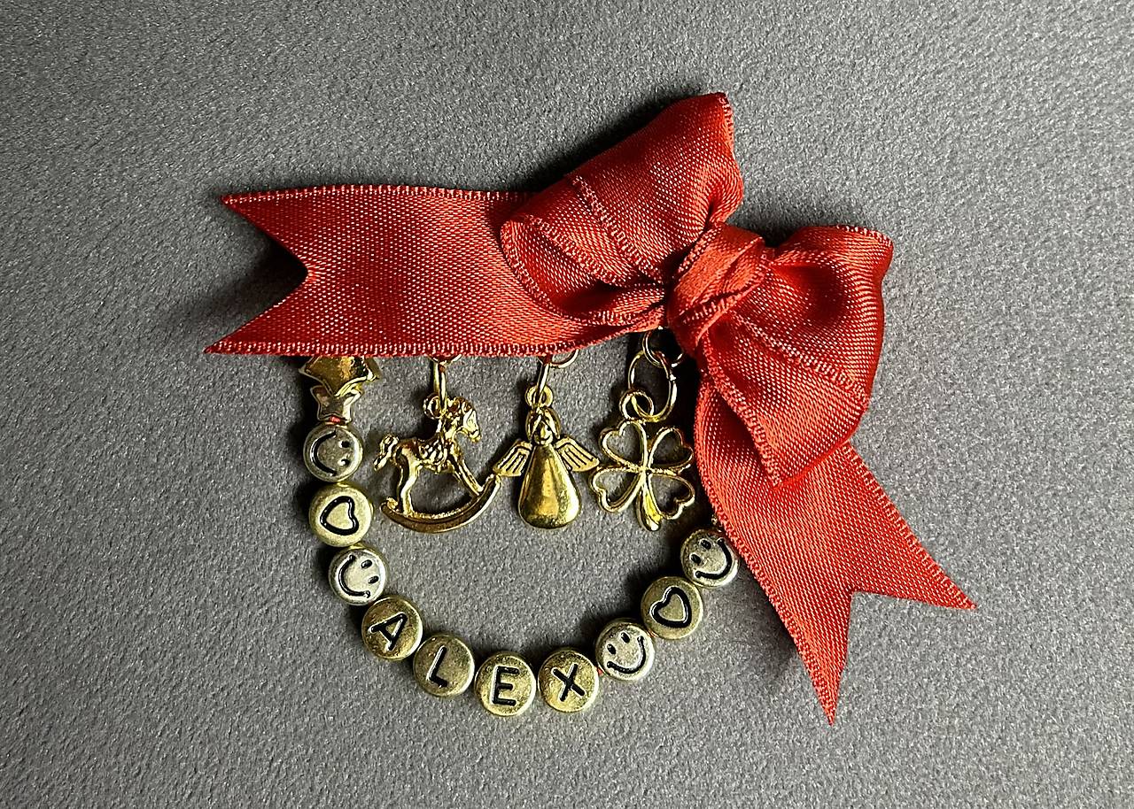 Mašlička/stužka proti urieknutiu na kočík/vajíčko s anjelikom, štvorlístkom, koníkom a menom