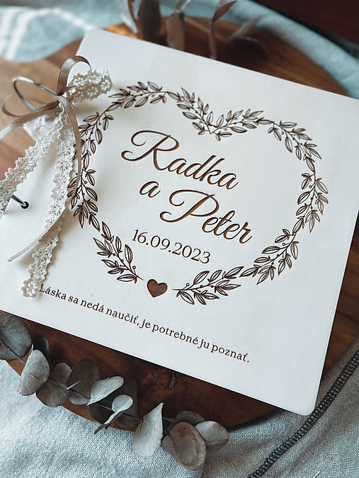 Papiernictvo - Svadobná kniha hostí personalizovaná, drevený fotoalbum - srdce (Strieborné kružky) - 15837446_