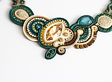 Náhrdelníky - Smaragovo-béžový šujtášový náhrdelník so Swarovski kryštálmi - 15841115_
