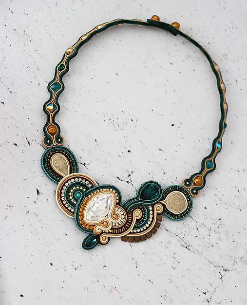 Smaragovo-béžový šujtášový náhrdelník so Swarovski kryštálmi