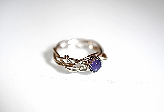 Prstene - Strieborný drôtikovaný prstienok s kvetinovým motívom a Tanzanitom. - 15841616_