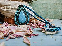 Náhrdelníky - Medaillon with turquoise - sutaškový náhrdelník - 15844324_