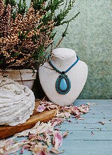 Náhrdelníky - Medaillon with turquoise - sutaškový náhrdelník - 15844325_