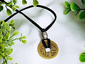Náhrdelníky - Nastaviteľný kožený náhrdelník s čínskou mincou - 15843902_