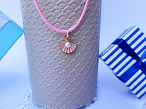 Letný náhrdelník na koženke (Mušľa s perlou)