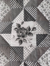 Úžitkový textil - Ružičkatý patchworkový prehoz - 15846688_