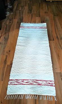 Úžitkový textil - Tkaný koberec s červeným pásom 50 x 120 cm - 15848111_