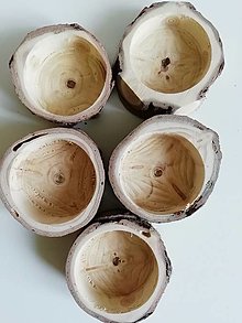 Svietidlá a sviečky - Okatý drevený svietnik prírodný (v0 - priemer cca 5 cm, výška 2 - 2,5 cm) - 15849588_