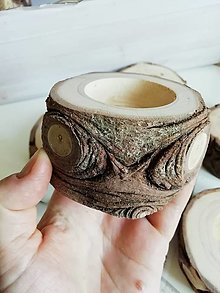 Svietidlá a sviečky - Okatý drevený svietnik prírodný (v5 - priemer 6,5 - 7 cm, výška 2 - 3 cm) - 15849630_