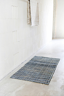 Úžitkový textil - Tkaný koberec HM, recyklácia modrých džínsov, sivé husté okraje - 15851320_