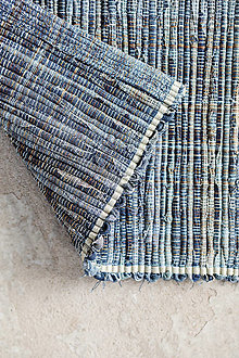 Úžitkový textil - Tkaný koberec HM, recyklácia modrých džínsov, sivé husté okraje - 15851322_