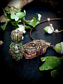 Náhrdelníky - Prívesok z polymérovej hmoty so sklenenou fľašou Stará dubová kniha čarodejníctva - 15856108_