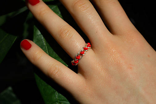 Pletený korálkový prstienok - červený