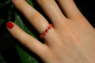 Prstene - Pletený korálkový prstienok - červený - 15856877_