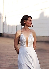 Šaty - Jednoduché svadobné šaty so štrasom - 15858375_