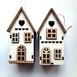 Dekorácie - Drevený domček na zavesenie - 15863056_