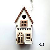 Dekorácie - Drevený domček na zavesenie - 15863058_