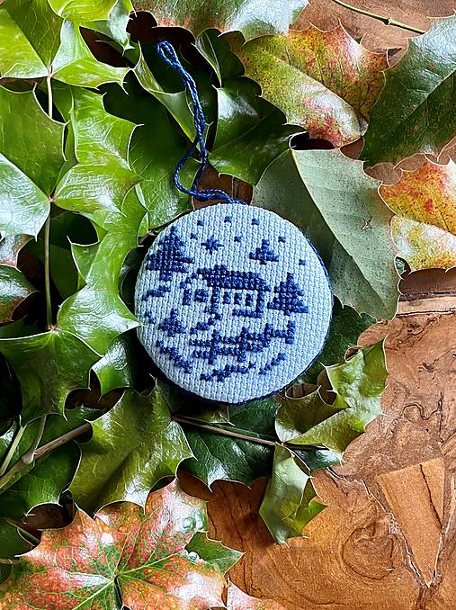 Dekorácie - Vianočné ozdoby vyšívané - Dedinka modrá (Domček1-m) - 15862394_