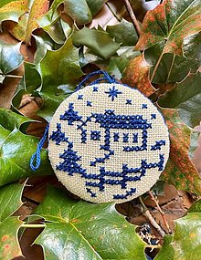 Dekorácie - Vianočné ozdoby vyšívané - Dedinka modrá (Domček1-ž) - 15862318_