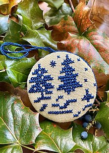 Dekorácie - Vianočné ozdoby vyšívané - Dedinka modrá (Stromy-ž) - 15862321_