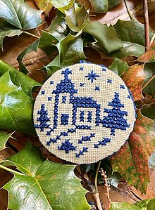 Dekorácie - Vianočné ozdoby vyšívané - Dedinka modrá (Kostolík-ž) - 15862327_
