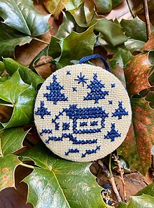 Dekorácie - Vianočné ozdoby vyšívané - Dedinka modrá (Domček3-ž) - 15862332_