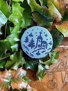 Dekorácie - Vianočné ozdoby vyšívané - Dedinka modrá (Kostolík-m) - 15862382_