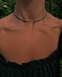 Náhrdelníky - Dahlia - náhrdelník z drobného brúseného spinelu - 15862586_