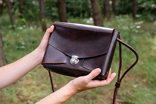 Kožená kabelka tmavá hnedá / s detailom listov / s podšívkou (Bez detailu a s vyberateľnou podšívkou)