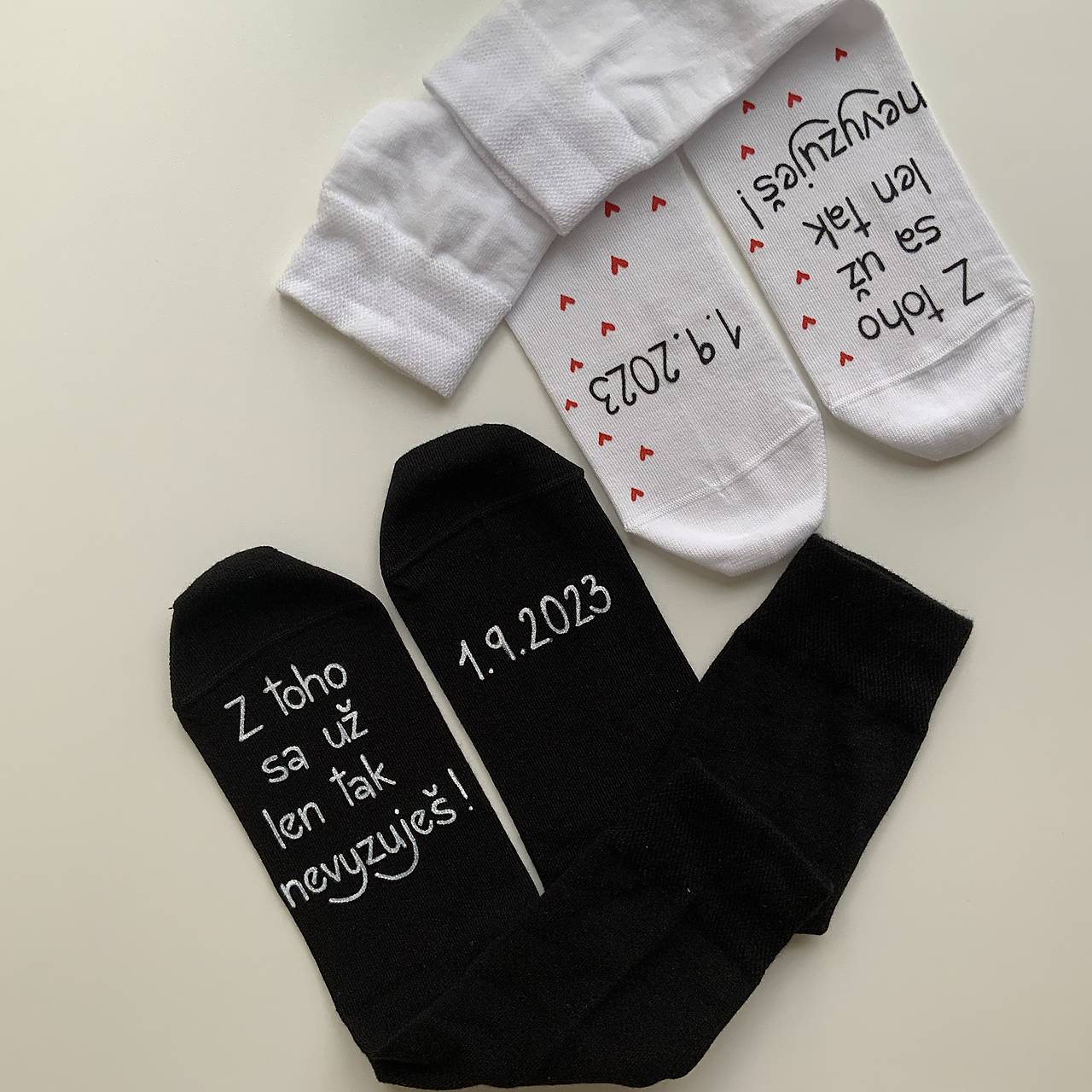 Maľované ponožky k výročiu/svadbe “z toho už nevyzuješ / (Sada biele + čierne s tlačeným typom písma)