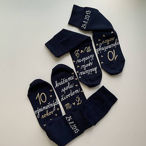 Maľované ponožky k xy. výročiu svadby v modro-bielo-zlatom šate so srdiečkami