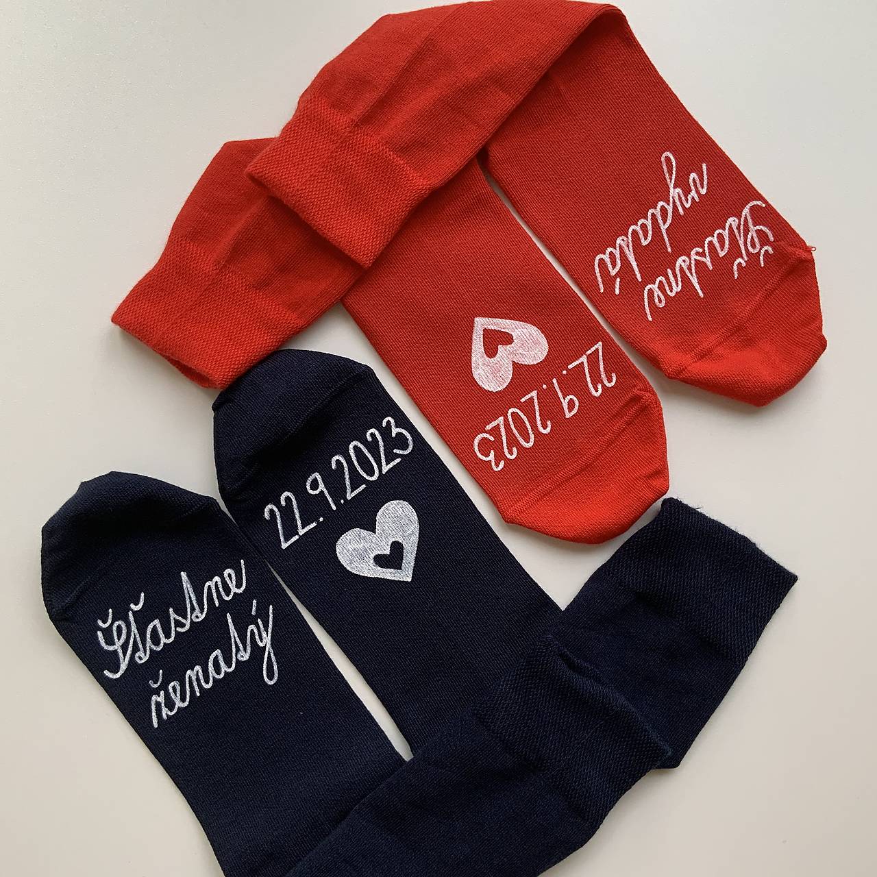 Darčeková sada maľovaných ponožiek pre novomanželov / k výročiu svadby (červené + tmavomodré)