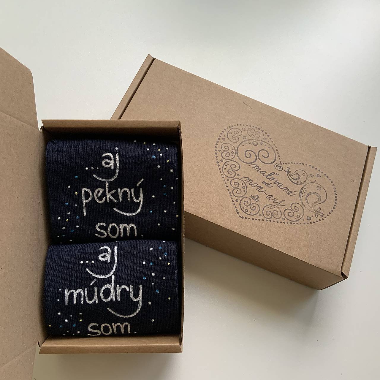 Maľované ponožky s nápisom: “…aj múdry som / ... aj pekný som”