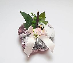 Dekorácie - Jesenná tekvička - menšia, veľké šedo/ružové kvety na bielom - 15869085_