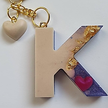 Kľúčenky - Kľúčenka s príveskom zo živice - "K" - 15868038_