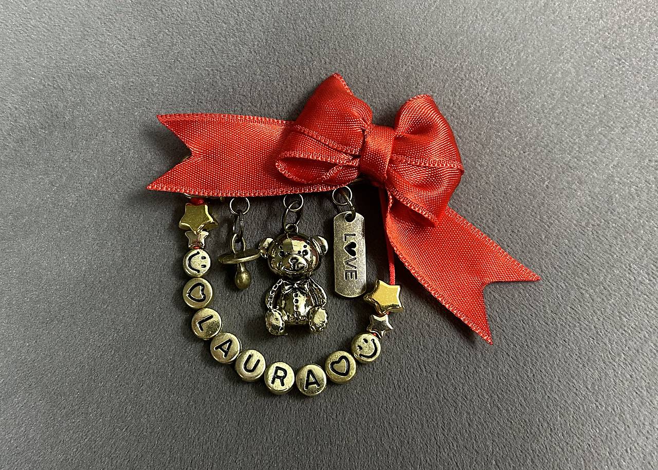 Mašlička proti urieknutiu na kočík/vajíčko s macíkom, cumlíkom, love a menom