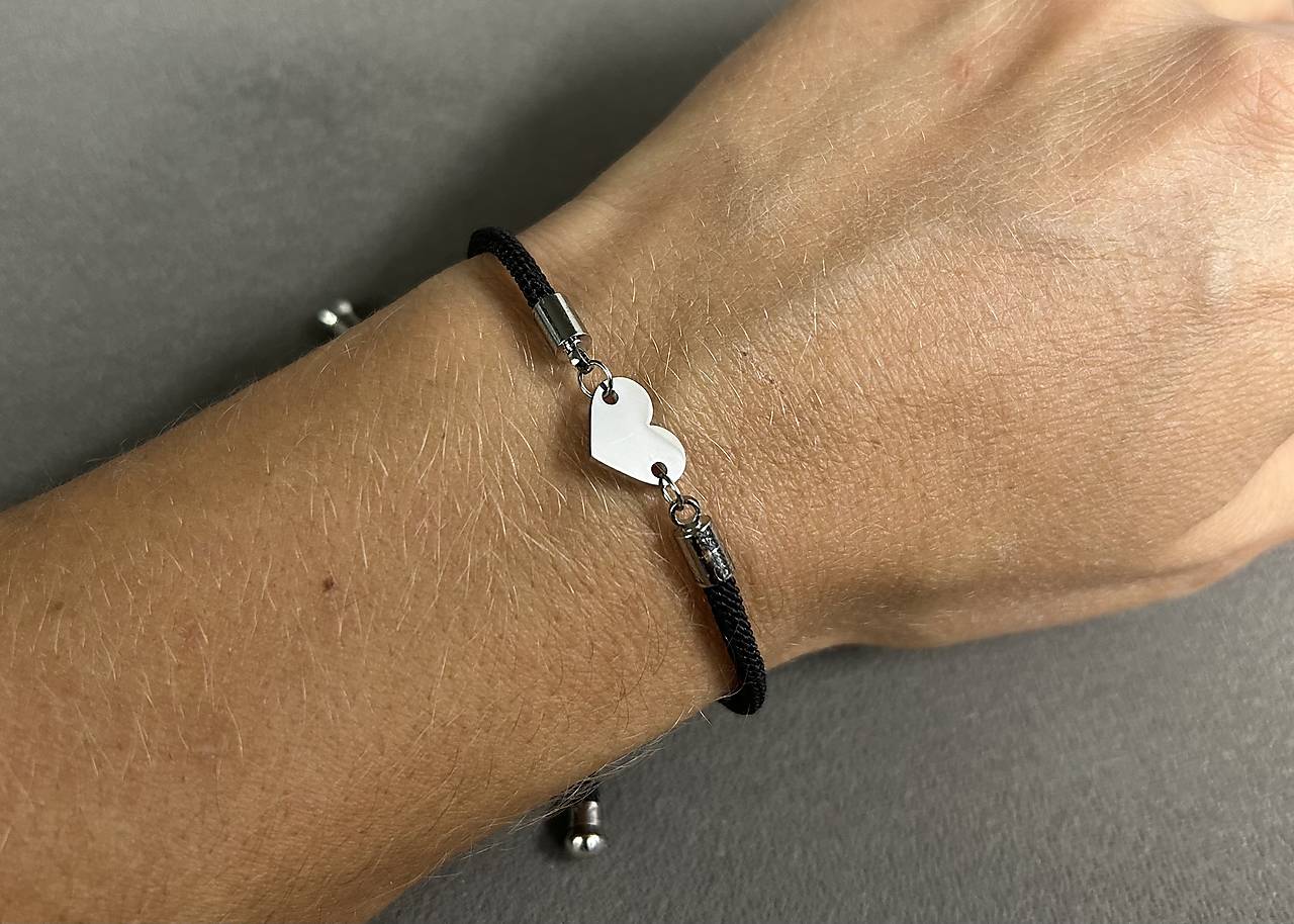 Šnúrkový náramok so strieborným srdiečkom z chirurgickej ocele