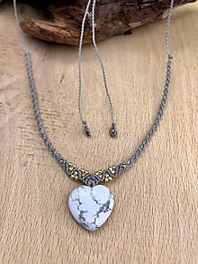 Náhrdelníky - Minimalistický náhrdelník s magnezitovým srdiečkom - 15870678_