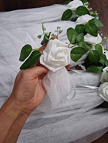Dekorácie - Mašle 50 cm tyl listy s bielou ružou - 15872150_